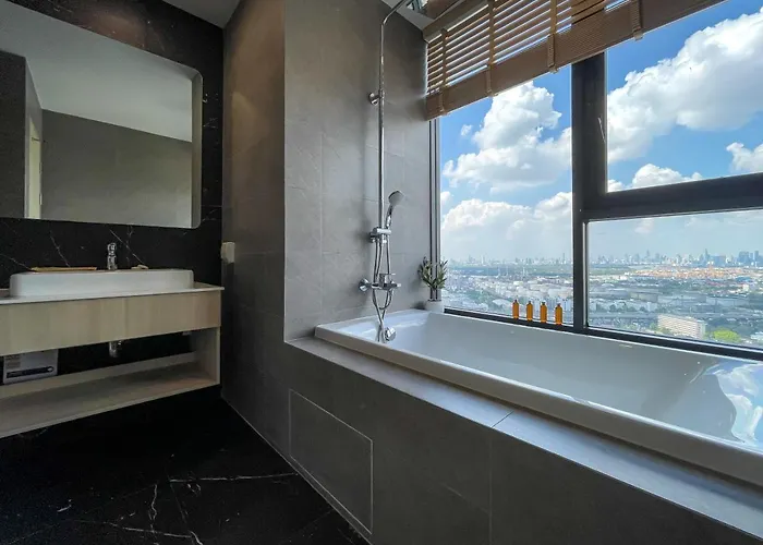 Near Bts L Sukhumvit L Pool And Steam Apartment